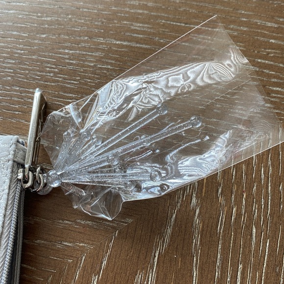 MAC 143SES Travel size face brush & Special Edition travel bag - Picture 11 of 15